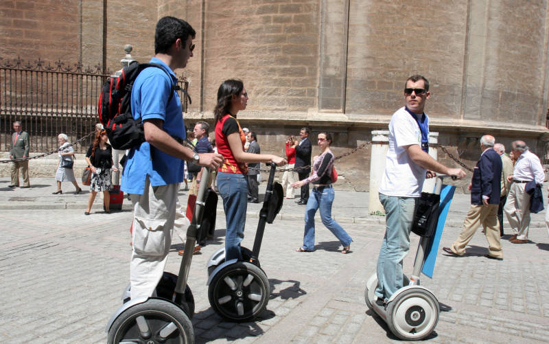 Un atractivo turístico de Sevilla es el paseo en patinete por el centro histórico.