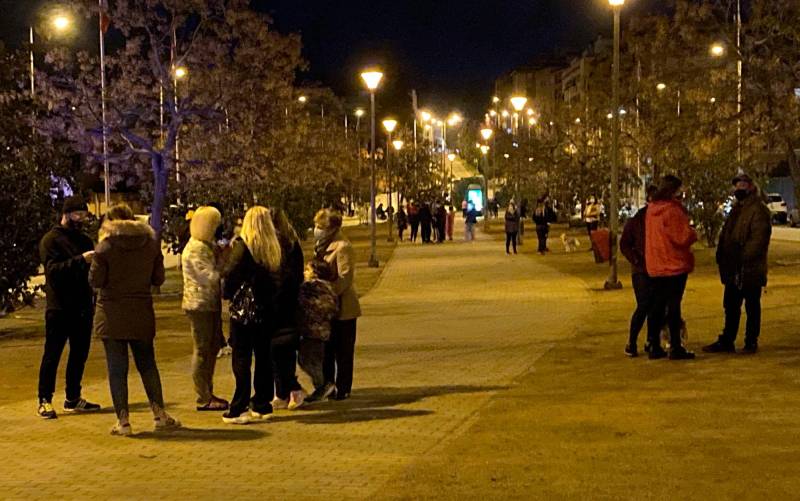 Cientos de personas salen a la calle en Granada por miedo a los terremotos 