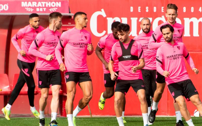 Los jugadores del Sevilla FC durante el entrenamiento previo al partido de vuelta de semifinales de la Copa del Rey. EFE/ Raúl Caro.