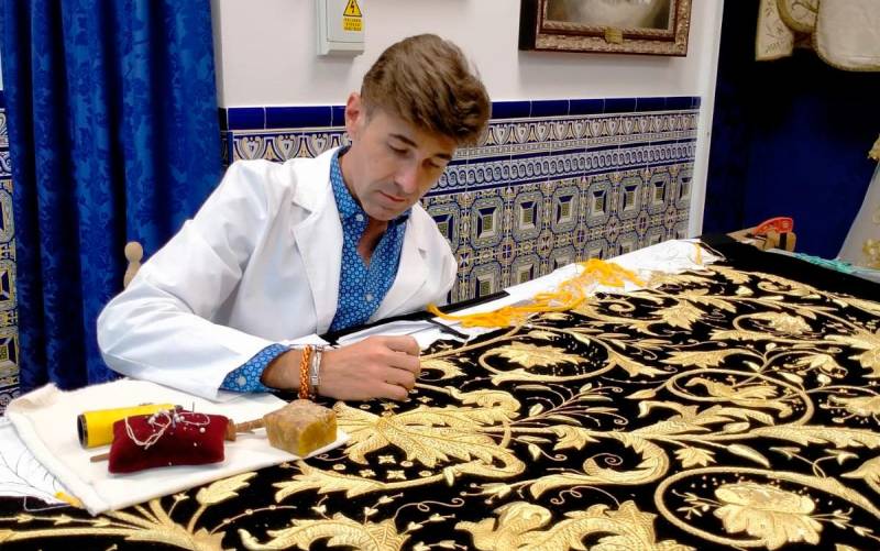 José Antonio Grande de León trabajando en su taller de bordados