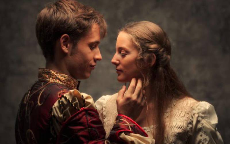 Ángel Palacios y Lara Grados son los protagonistas de esta versión de 'Romeo y Julieta'. / Luis Castilla