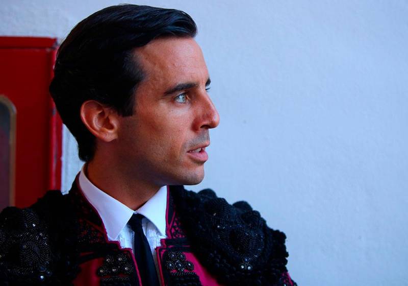 Juan Ortega ofrenda un traje corto a la Virgen del Rocío