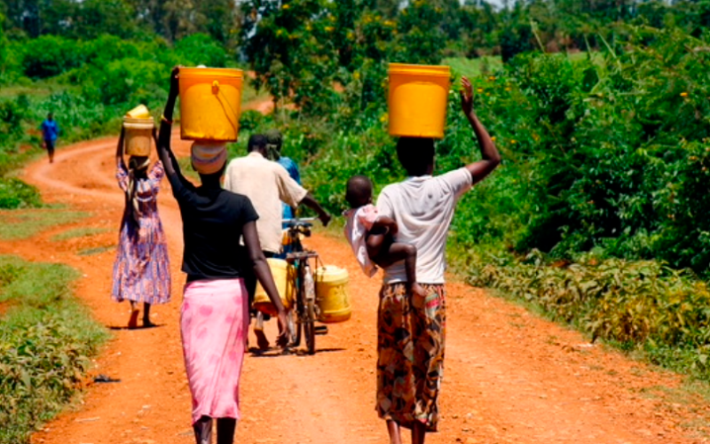 El corazón de una monja marchenera bombea agua potable en Kenia