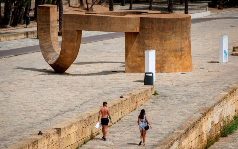 Una pareja de turistas pasea bajo un fuerte calor en el Muelle de la Sal de Sevilla. EFE/Julio Muñoz