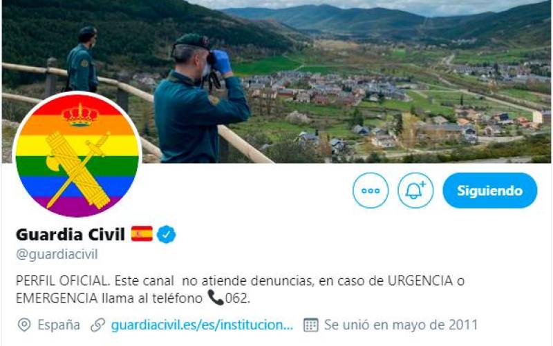 Abogados Cristianos se querella por el escudo de Guardia Civil con la bandera arcoíris