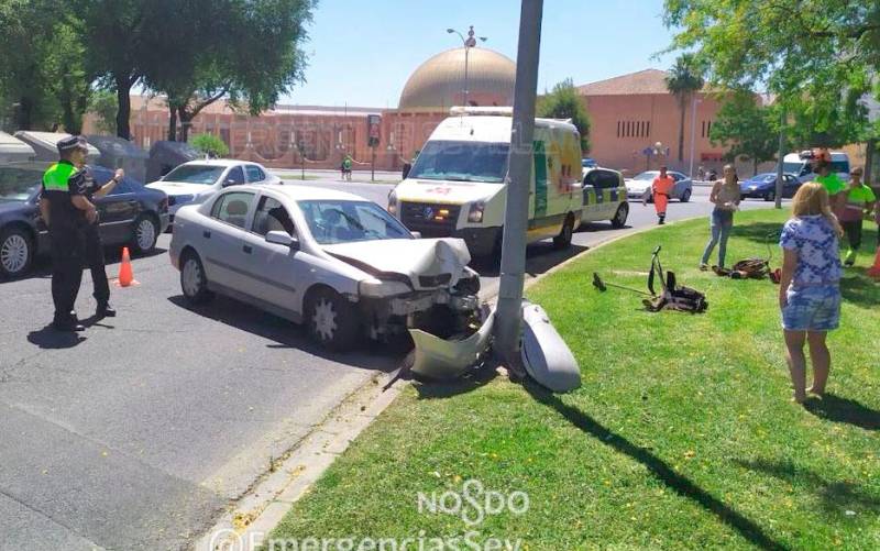 Herida una mujer tras chocar su vehículo con una farola en Sevilla Este
