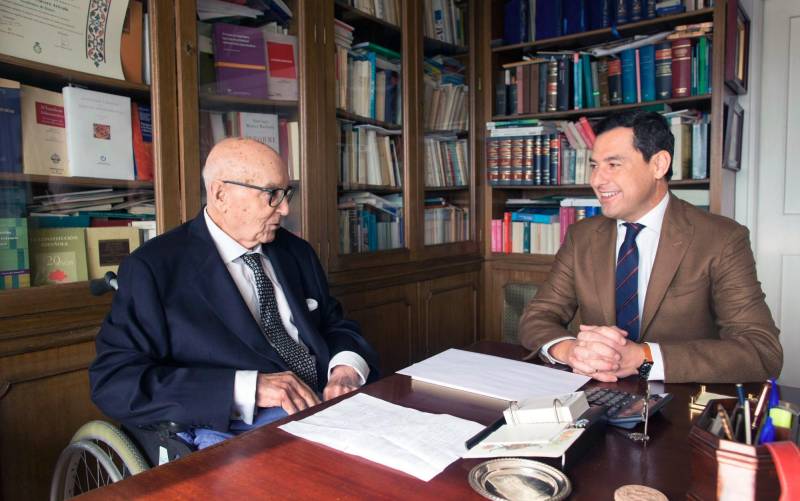 Moreno se reúne con Manuel Clavero como «padre de la Andalucía moderna»