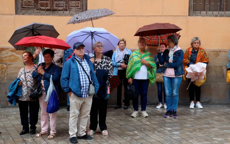 Cientos de turistas se resguardan de la lluvia. / Álex Zea - E.P.