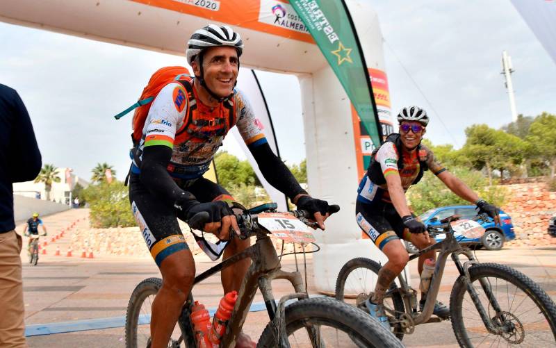 El pentacampeón del Tour de Francia Miguel Indurain cruza la meta de la quinta y última etapa de la Titan Desert 2020. EFE / Carlos Barba