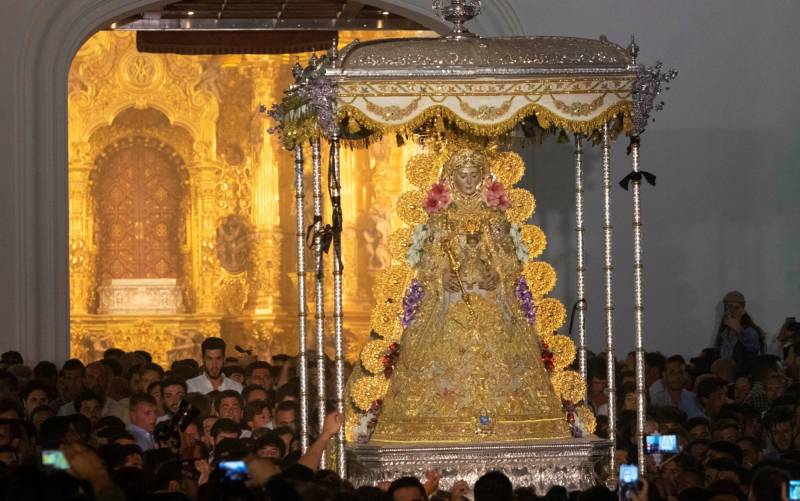 Fotos | La Virgen del Rocío por las calles de la aldea
