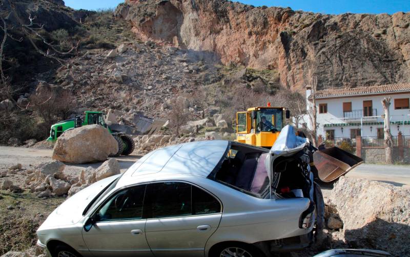 Una ladera se desploma sobre una carretera de Granada y deja cinco heridos