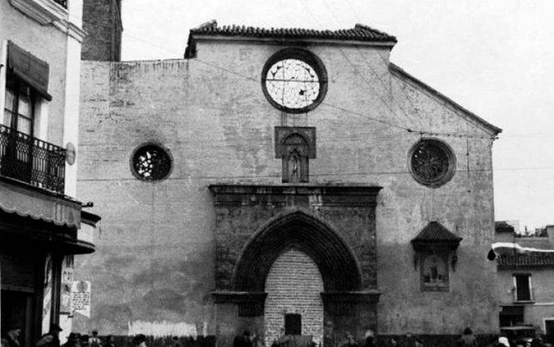 La iglesia de Omniun Sanctorum tapiada y destechada tras el incendio de 1936. Foto: @SevillaInsolita