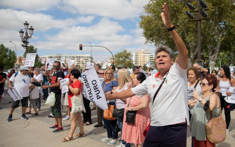 Barrios Hartos lleva su protesta por los cortes de luz a las puertas del Ayuntamiento