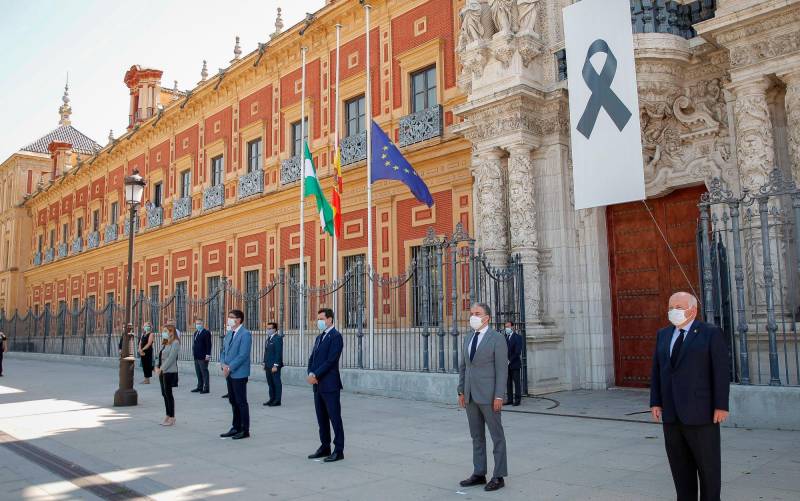 Minuto de silencio del Gobierno andaluz. MARÍA JOSÉ LÓPEZ / EP
