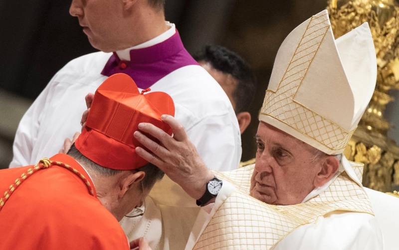 El Papa pide compasión a los nuevos cardenales: «Es común entre los religiosos. Nos lavamos las manos»