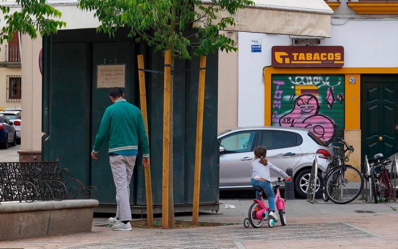 Un padre con una pequeña en la plaza de San Lorenzo a los 40 dias de estado de alarma en Sevilla a 23 abril del 2020 