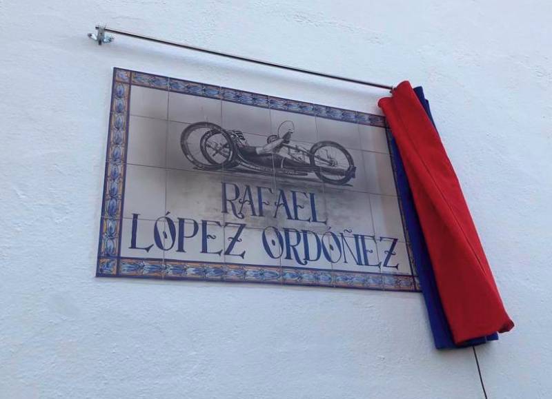 El campeón triatleta Rafael López ya tiene una calle en su pueblo