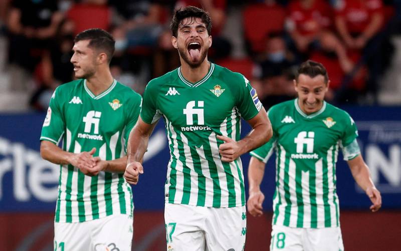 El defensa del Betis Enrique Gómez Hermoso (c) celebra su gol. EFE/Jesús Diges