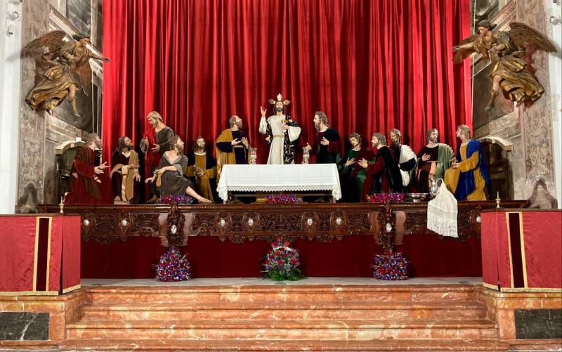 El misterio de la Sagrada Cena preside el altar mayor de la iglesia de Los Terceros de una forma nunca antes vista con motivo de la próxima Semana Santa