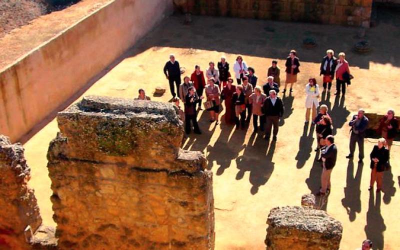 Turistas en la necrópolis romana de Carmona.