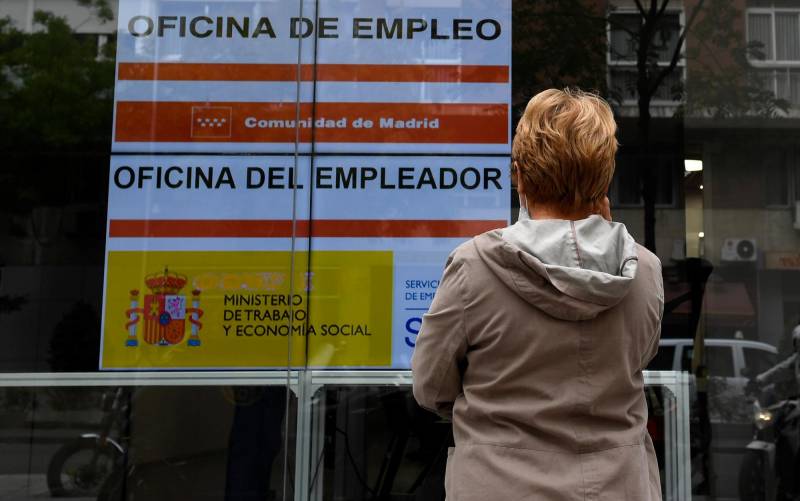 Una mujer observa un anuncio de una Oficina del Servicio Público de Empleo Estatal (SEPE).Óscar Cañas / Europa Press