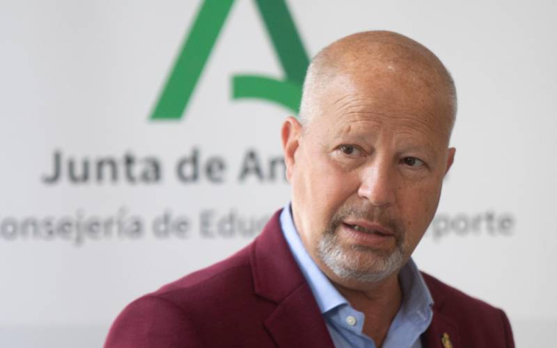 Andalucía dice que retomará la vacunación de docentes paralizada