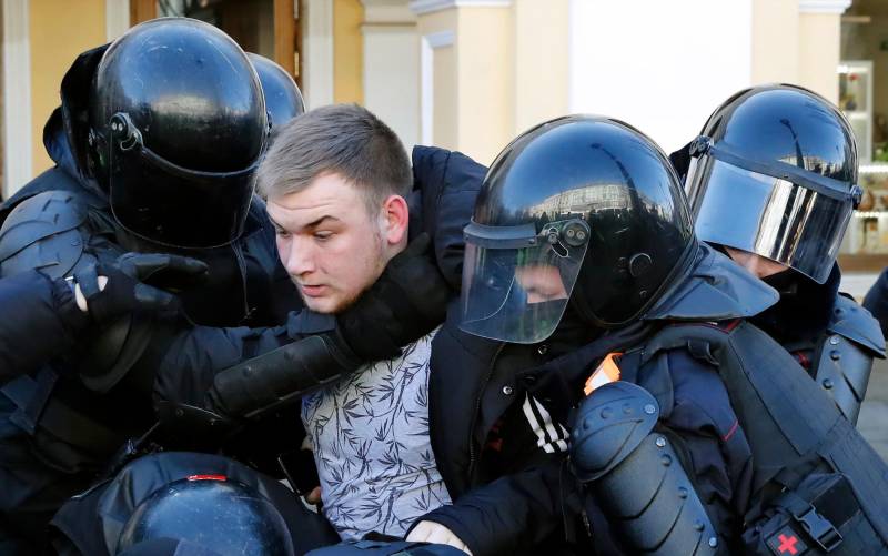 Policías rusos detienen a un participante en una manifestación no autorizada contra la invasión de Ucrania en San Petersburgo, Rusia, el 13 de marzo de 2022. EFE/EPA/ANATOLY MALTSEV
