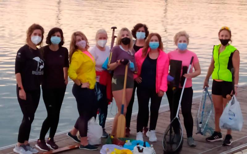 Un grupo de piragüistas concienciados limpian cada semana el río Guadalquivir