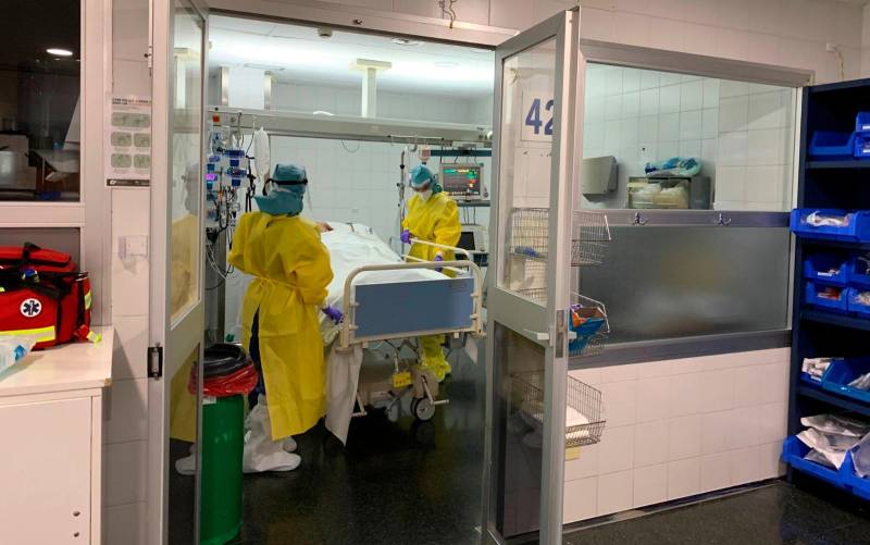 Andalucía baja cinco hospitalizados hasta 1.588