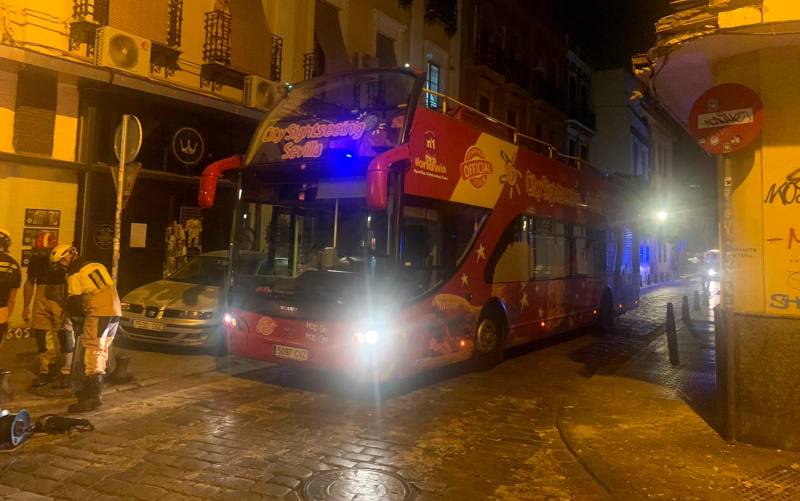 Un bus turístico choca contra un edificio de la calle Feria