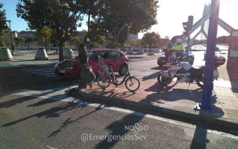 Herida una ciclista en la colisión con un turismo en la Cartuja