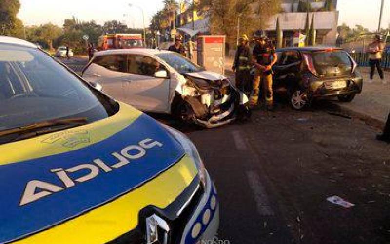 Un conductor herido al volcar con su coche en Sevilla Este