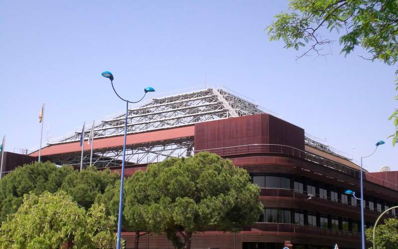 El edificio en Cartuja donde tiene su sede en Sevilla el Centro de Investigación de la Comisión Europea, que ofrece cinco contrataciones para reforzar su área de análisis de política fiscal.
