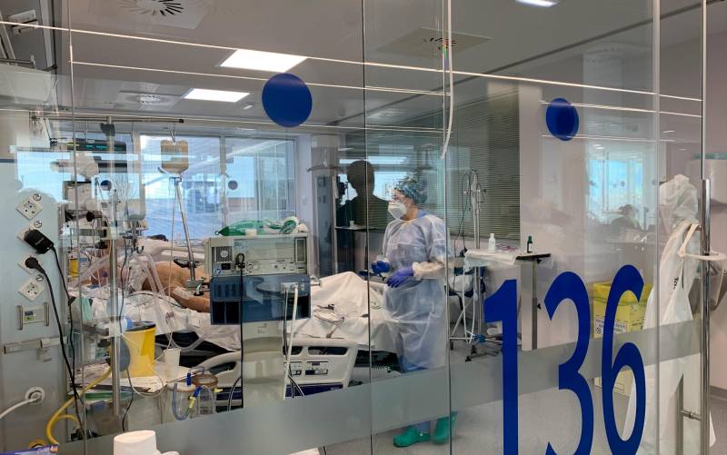 Los hospitales andaluces ya rozan los mil ingresados por covid