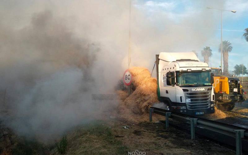 El incendio de un camión de paja en la SE-30 provoca retenciones de 5 kilómetros