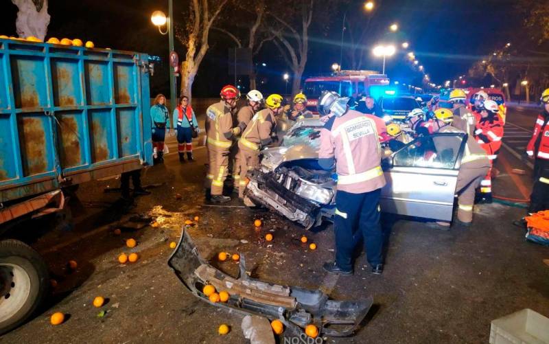 Cinco heridos, dos críticos, en un accidente entre un camión y un turismo en el Paseo de las Delicias