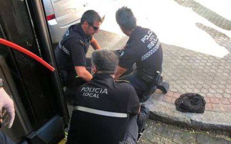 Un hombre golpea un autobús de Tussam e interrumpe el trayecto por Miraflores