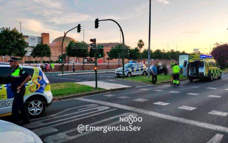 Imagen de la Policía Local y sanitarios junto a la accidentada. / Emergencias Sevilla