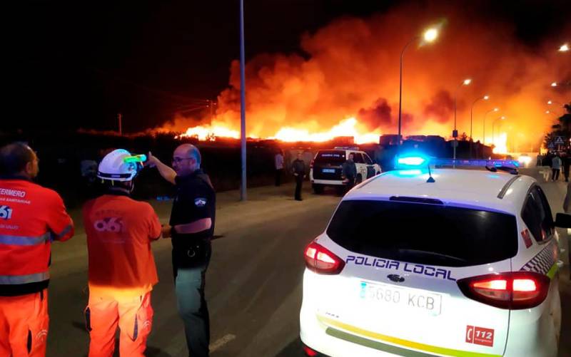 VÍDEO: Arrasado por un incendio un asentamiento de inmigrantes en Lepe