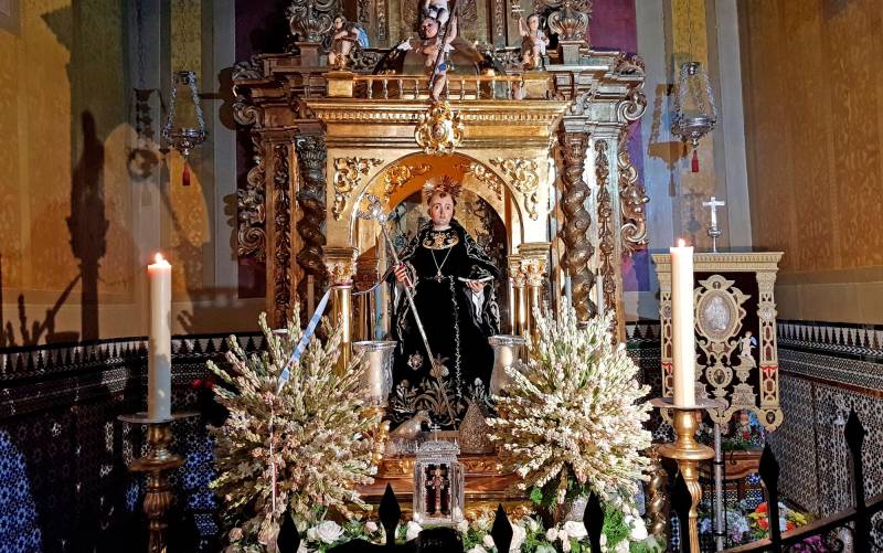 San Benito en su paso en el interior de la ermita, en los momentos previos a su salida procesional en la romería de 2018 (Foto: Hermandad San Benito Cantillana).