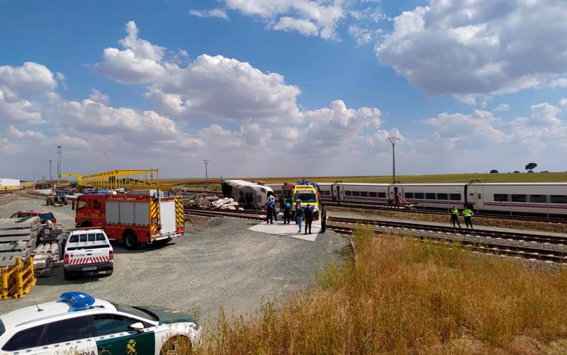 Dos muertos al descarrilar un tren Alvia tras arrollar a un turismo