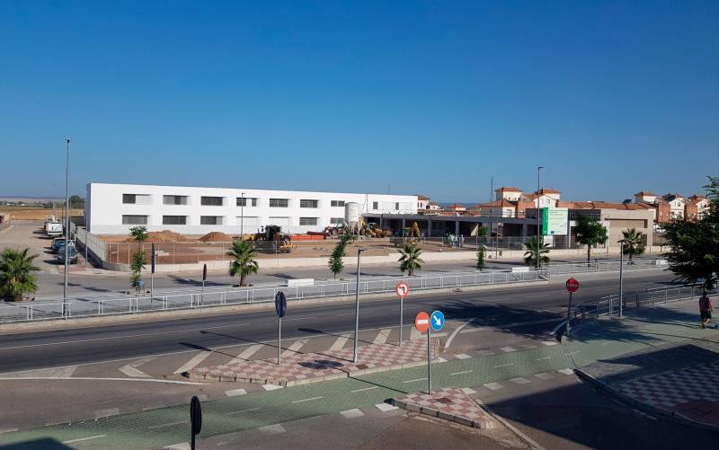 El nuevo colegio de Alcalá del Río, con su primera fase aún en construcción (Foto: Francisco J. Domínguez).