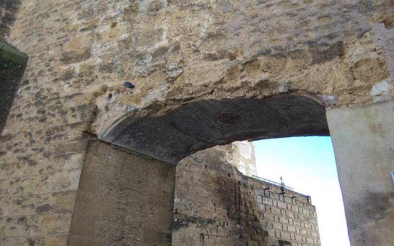 Tranquilidad en Carmona tras desprenderse parte del mortero de una antigua vivienda adosada a la Puerta de Sevilla