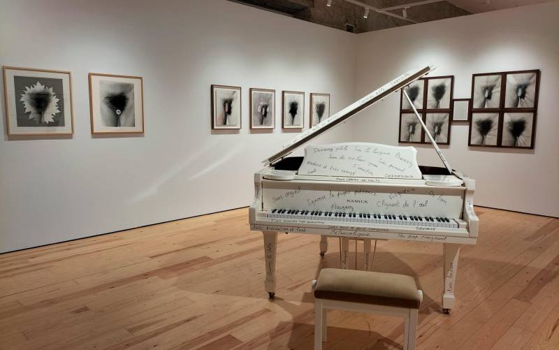 El piano Satie y fotografías intervenidas por Esther Ferrer. FOTO: T.L.