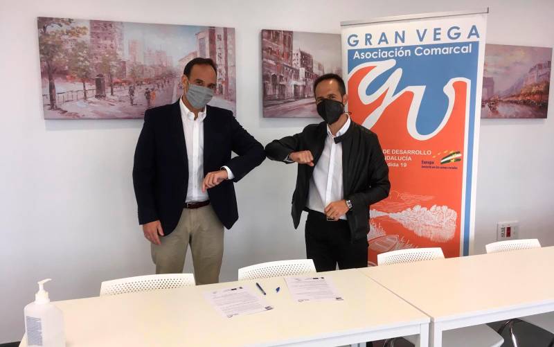 Firma del acuerdo de colaboración para la digitalización de los municipios de la comarca entre Gran Vega y HERE. (Foto: Asociación comarcal Gran Vega).