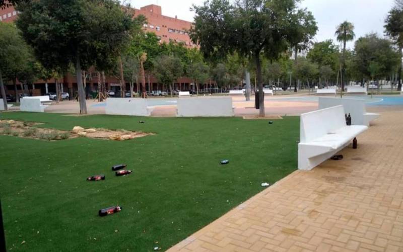 De movida con cachimbas y altavoces en un parque de Sevilla Este