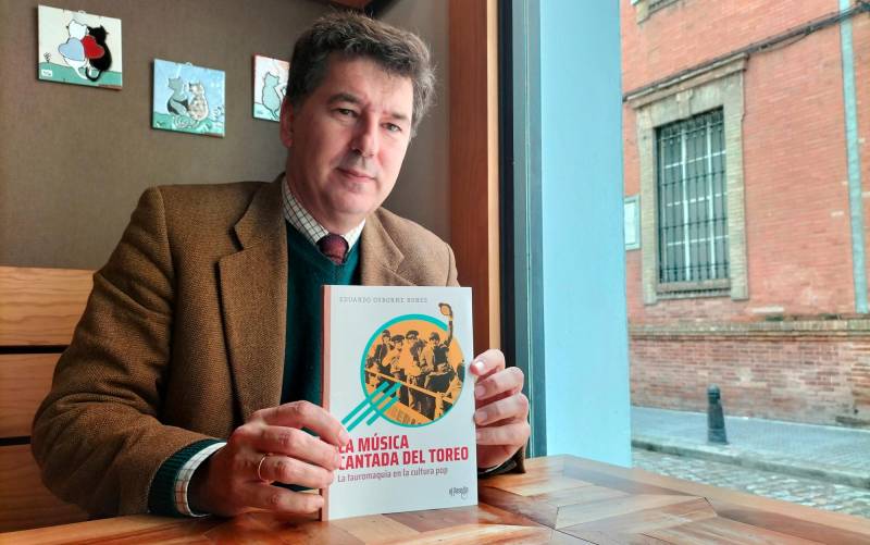 El autor y su obra en el velador de un café sevillano. Foto: Rodríguez de la Vega