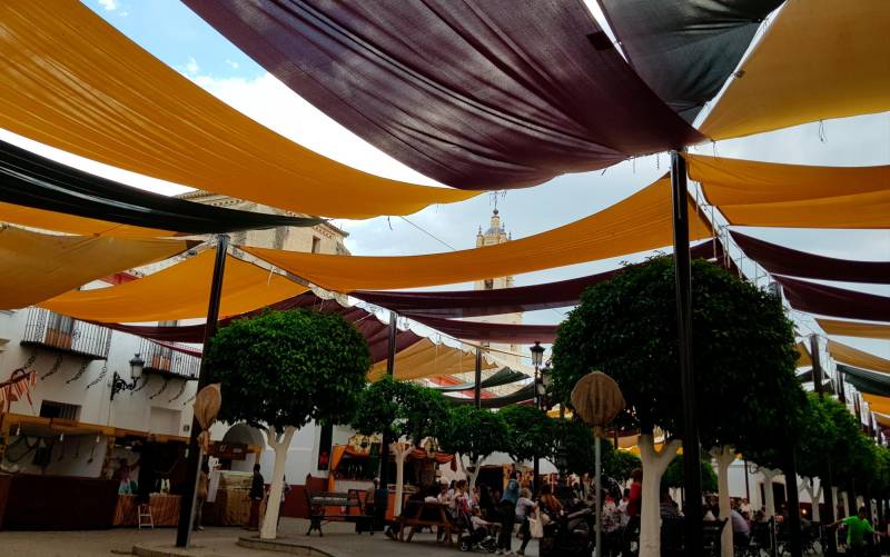 Vista de la plaza de España de Olivares engalanada para el Mercado Barroco con sus característicos entoldados, imagen que este año no se producirá (Foto: Francisco J. Domínguez)