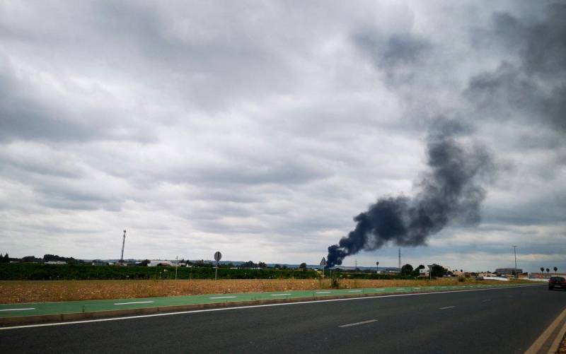 Columna de humo originada por el incendio de tres camiones. / Jaime Gómez