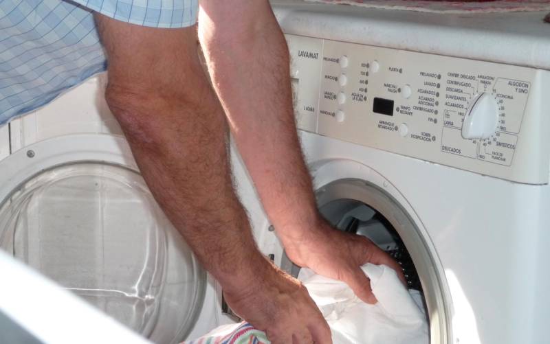Un hombre introduce ropa en una lavadora doméstica, en una imagen de archivo. EFE/ Paco Torrente/aa
